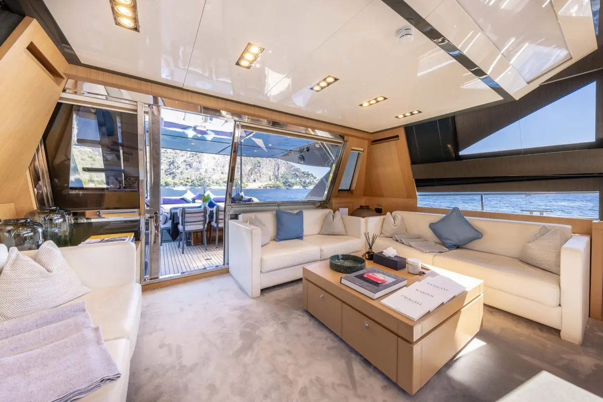 Riva 86 Domino, Außenansicht — Sardinia Yacht Hire, Sardinien. Elegante Linien, ruhige Buchten an der Costa Smeralda