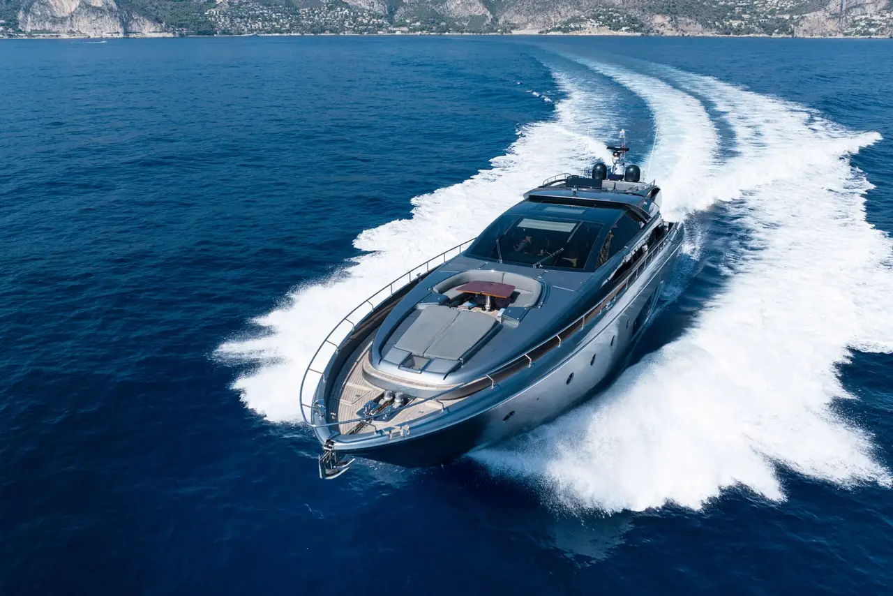 Riva 86 Domino, Hauptdeck — Sardinia Yacht Hire, Sardinien. Elegante Linien, ruhige Buchten an der Costa Smeralda