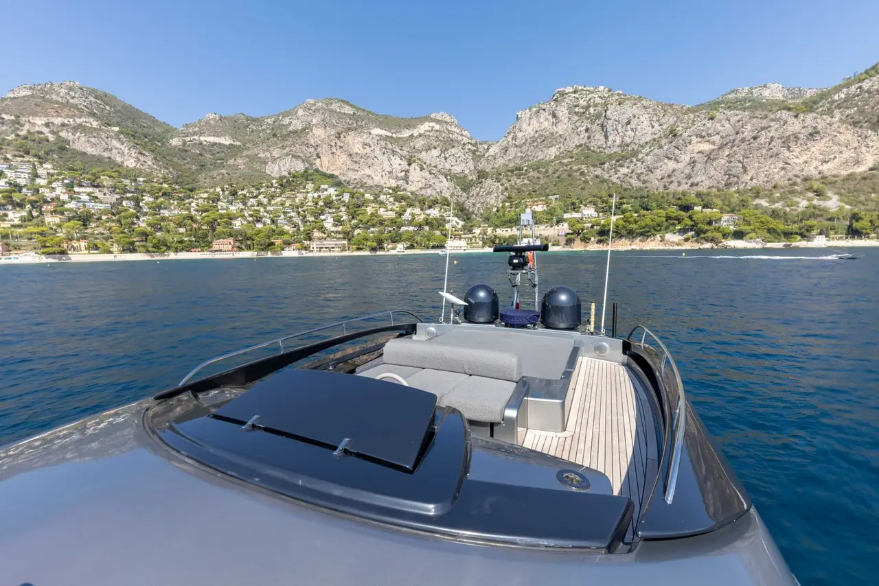 Riva 86 Domino, Achterdeck — Sardinia Yacht Hire, Sardinien. Elegante Linien, ruhige Buchten an der Costa Smeralda