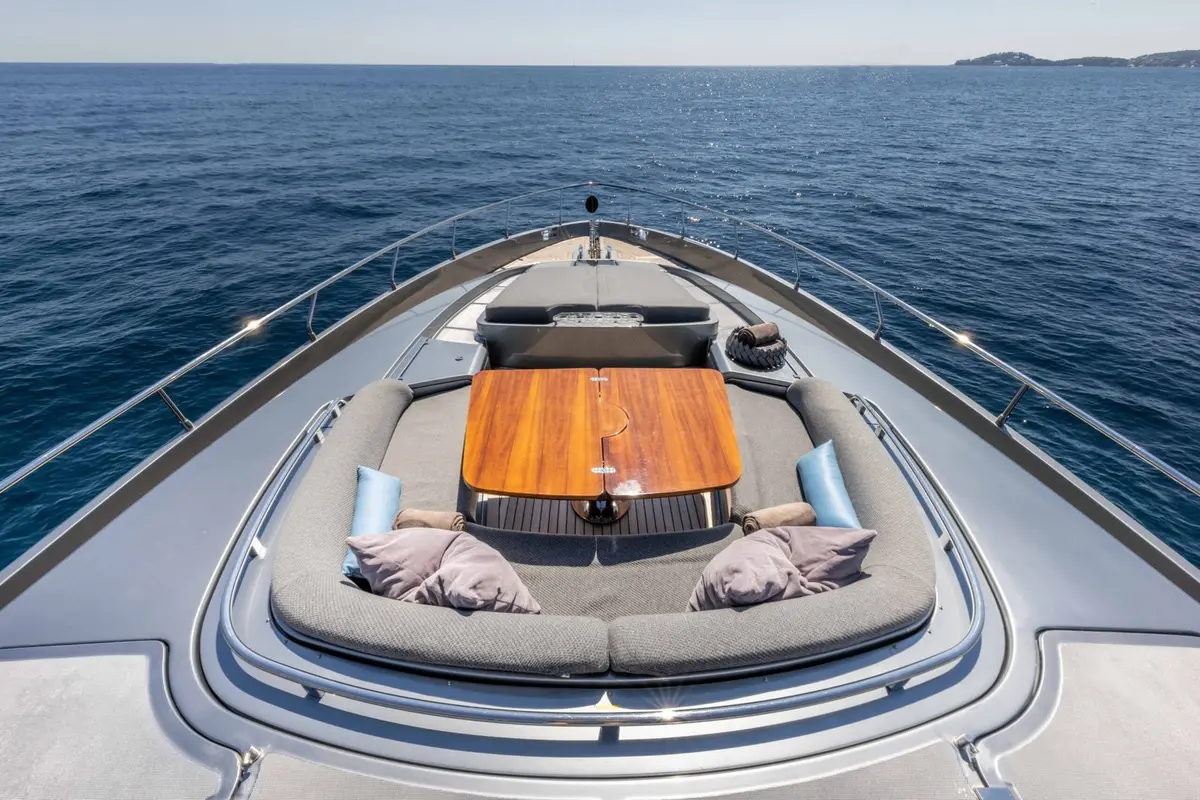 Riva 86 Domino, Salon — Sardinia Yacht Hire, Sardinien. Elegante Linien, ruhige Buchten an der Costa Smeralda