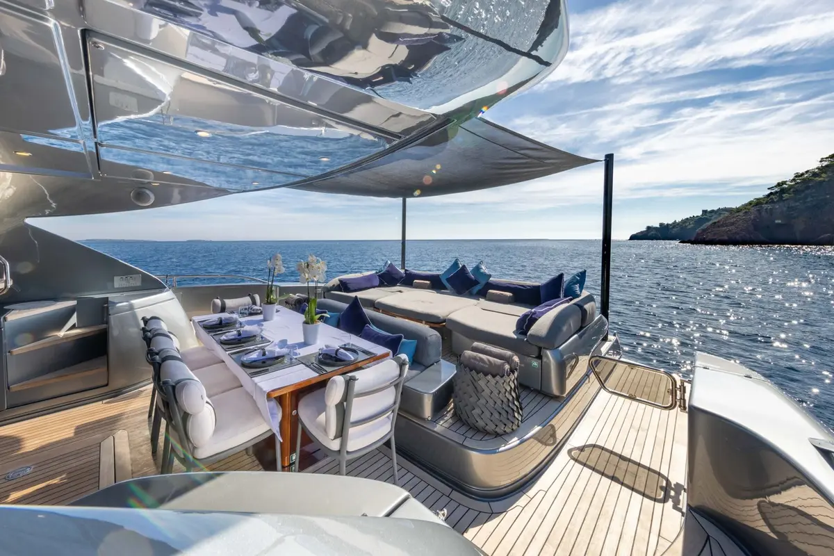 Riva 86 Domino, Hauptkabine — Sardinia Yacht Hire, Sardinien. Elegante Linien, ruhige Buchten an der Costa Smeralda