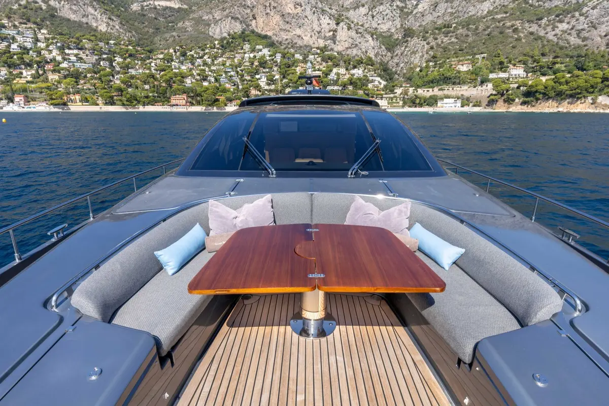 Riva 86 Domino, Flybridge — Sardinia Yacht Hire, Sardinien. Elegante Linien, ruhige Buchten an der Costa Smeralda