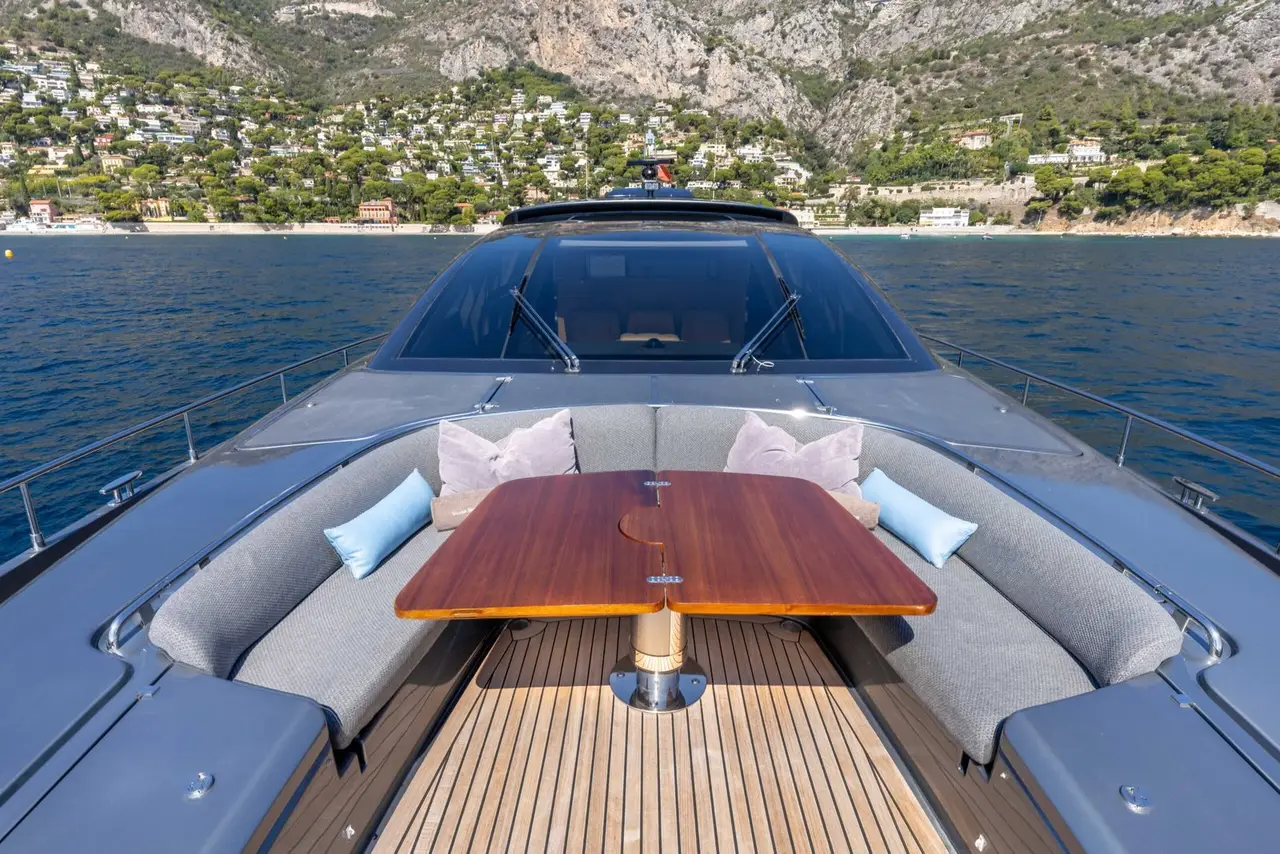 Riva 86 Domino, Flybridge — Sardinia Yacht Hire, Sardinien. Elegante Linien, ruhige Buchten an der Costa Smeralda