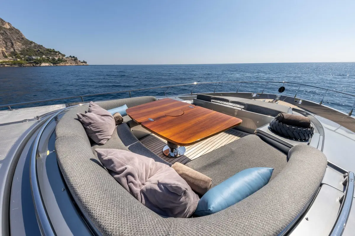 Riva 86 Domino, Außenansicht — Sardinia Yacht Hire, Sardinien. Elegante Linien, ruhige Buchten an der Costa Smeralda