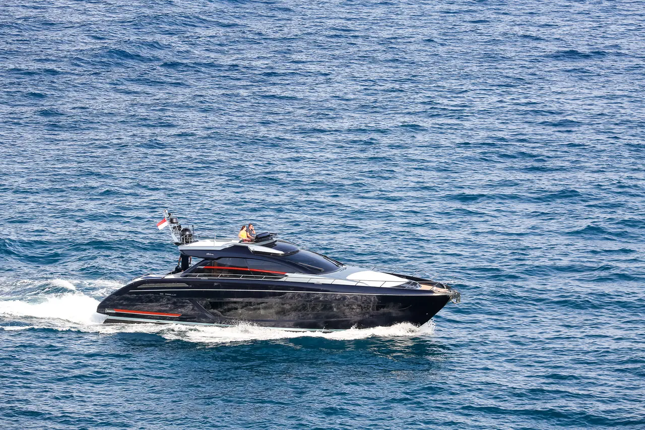 Ribelle 66, cubierta principal — Sardinia Yacht Hire, Cerdeña. Líneas deportivas para recorrer la costa a toda velocidad