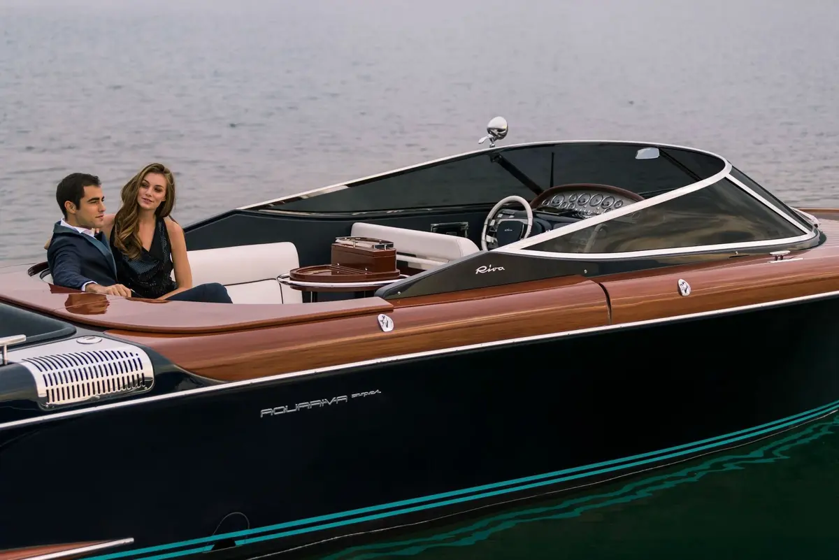 Riva Aquariva, Außenansicht — Sardinia Yacht Hire, Sardinien. Mahagoni-Linien, hohes Tempo, kurze Fahrten vor Porto Cervo