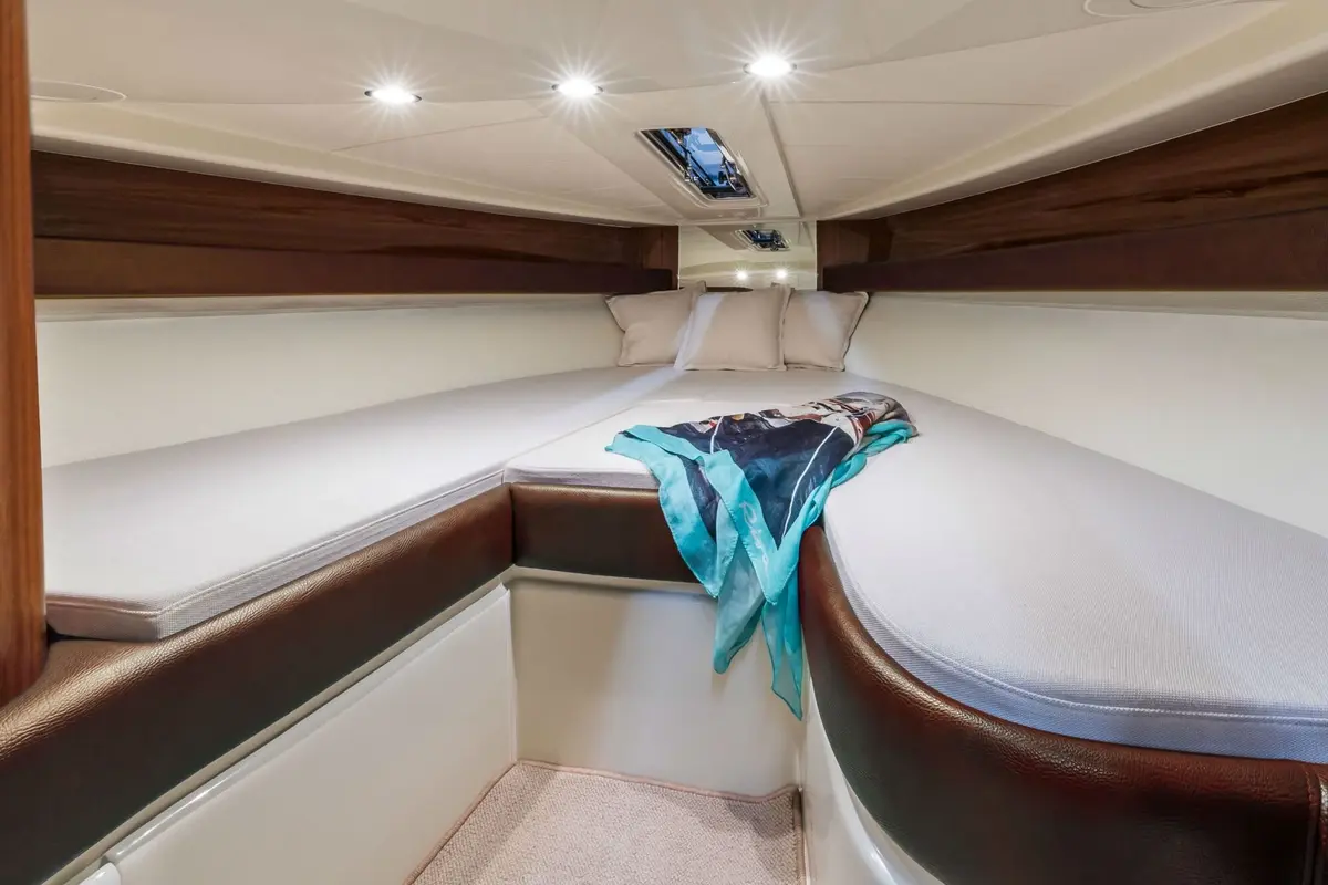 Riva Aquariva, Hauptdeck — Sardinia Yacht Hire, Sardinien. Mahagoni-Linien, hohes Tempo, kurze Fahrten vor Porto Cervo