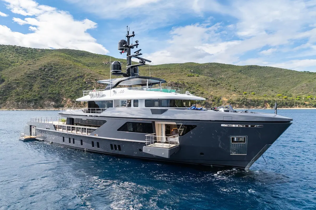 M, Außenansicht — Sardinia Yacht Hire, Sardinien. Fünf Kabinen, ruhiger Gang, mehrtägige Routen ab Porto Cervo