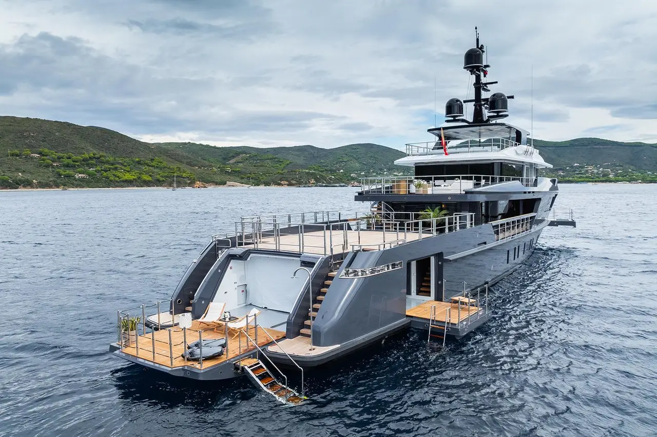 M, Hauptdeck — Sardinia Yacht Hire, Sardinien. Fünf Kabinen, ruhiger Gang, mehrtägige Routen ab Porto Cervo
