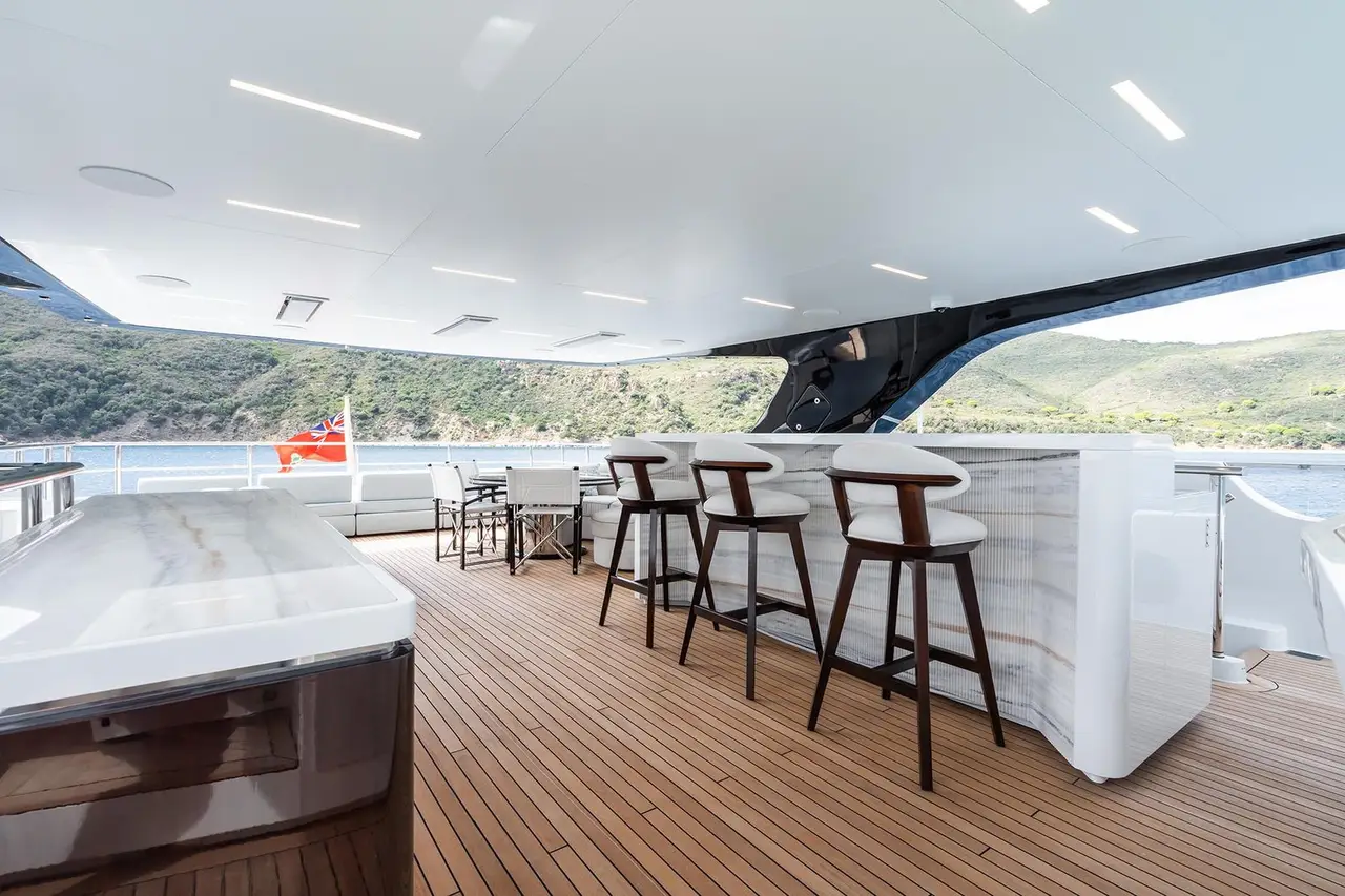 M, Salon — Sardinia Yacht Hire, Sardinien. Fünf Kabinen, ruhiger Gang, mehrtägige Routen ab Porto Cervo
