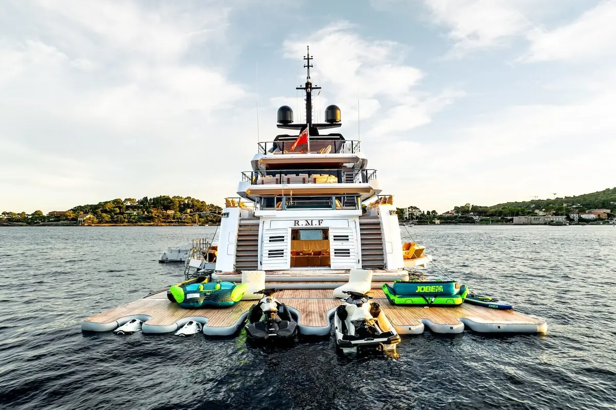 RMF, Hauptdeck — Sardinia Yacht Hire, Sardinien. Fünfzig Meter Ruhe entlang der Costa Smeralda