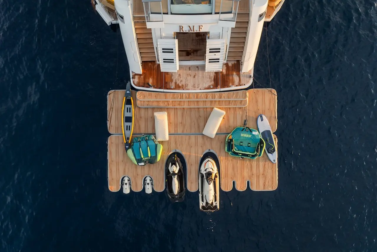 RMF, Achterdeck — Sardinia Yacht Hire, Sardinien. Fünfzig Meter Ruhe entlang der Costa Smeralda