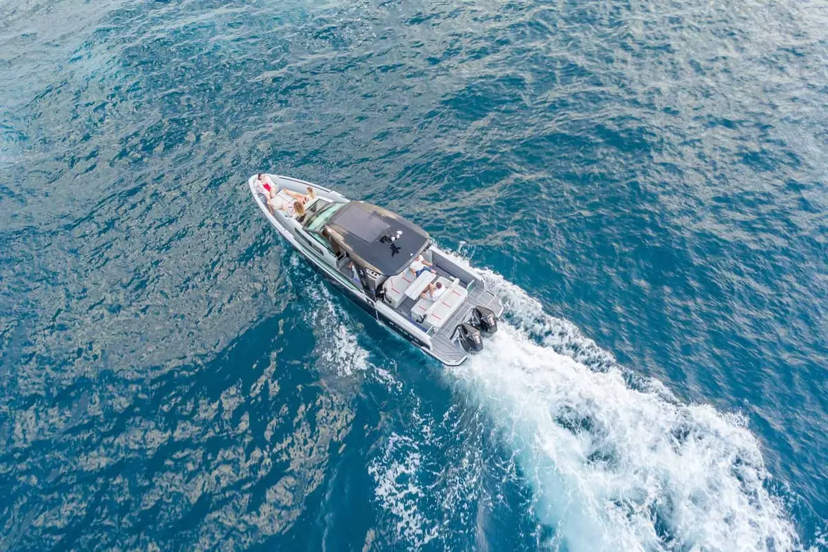Saxdor 320 — Sardinia Yacht Hire, Cerdeña. Diez metros ágiles para calas cercanas en grupo