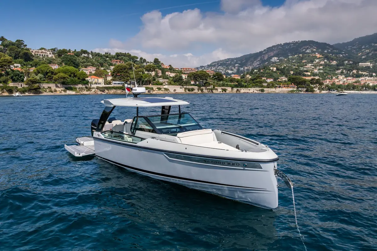 Saxdor 320, flybridge — Sardinia Yacht Hire, Cerdeña. Diez metros ágiles para calas cercanas en grupo