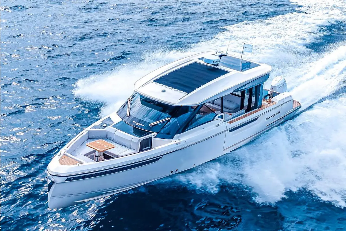 Saxdor 400 GTO, Außenansicht — Sardinia Yacht Hire, Sardinien. Schnelle Buchten-Tour durch die Maddalena-Inseln
