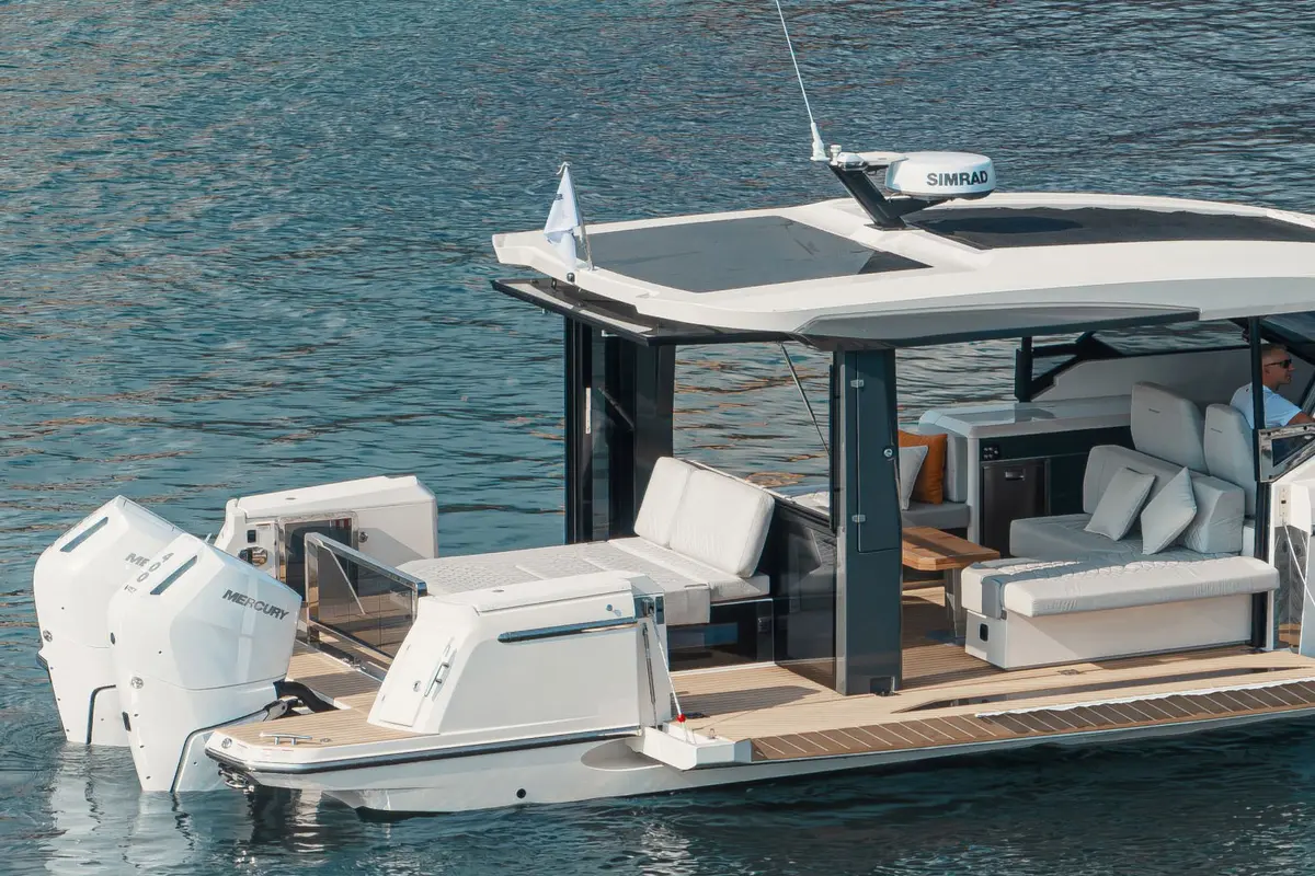 Saxdor 400 GTO, Achterdeck — Sardinia Yacht Hire, Sardinien. Schnelle Buchten-Tour durch die Maddalena-Inseln