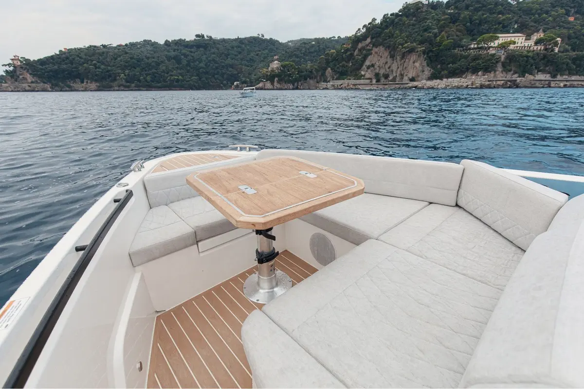 Saxdor 400 GTO, Salon — Sardinia Yacht Hire, Sardinien. Schnelle Buchten-Tour durch die Maddalena-Inseln