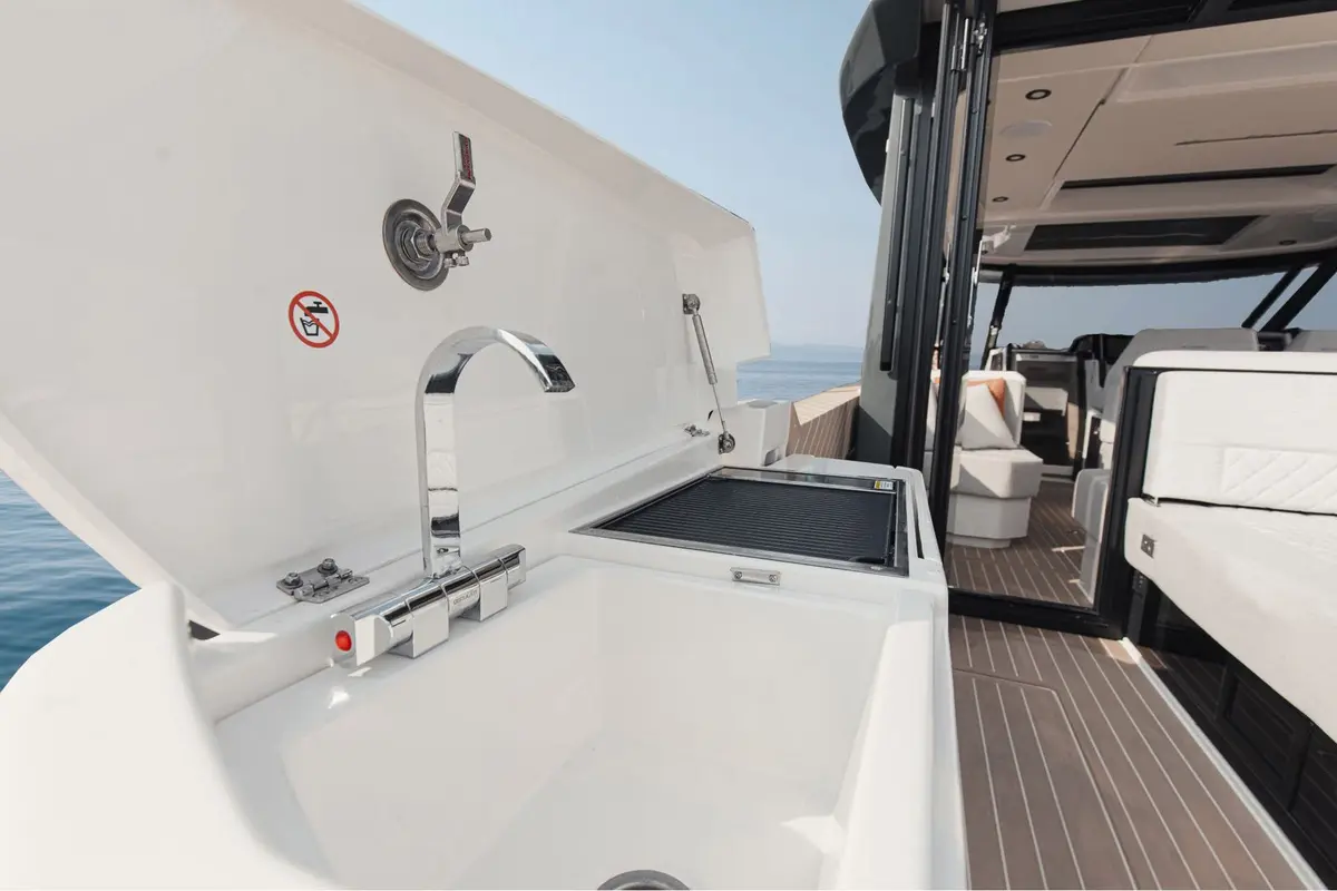 Saxdor 400 GTO, Flybridge — Sardinia Yacht Hire, Sardinien. Schnelle Buchten-Tour durch die Maddalena-Inseln