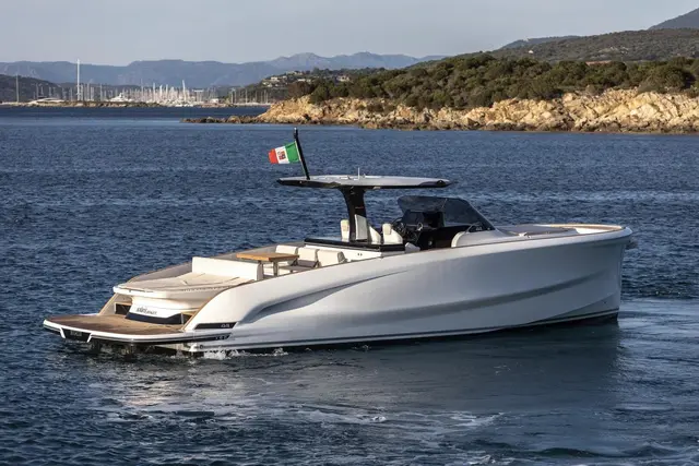Solaris 44 — Sardinia Yacht Hire, Cerdeña
