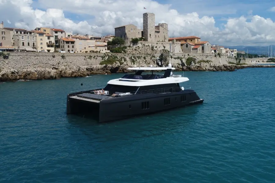Sunreef 80 — Sardinia Yacht Hire, Cerdeña. Aguas tranquilas y sobremesas largas frente a la Maddalena
