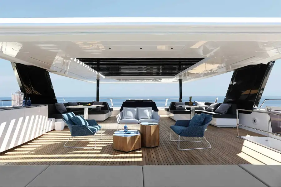 Sunreef 80, exterior — Sardinia Yacht Hire, Cerdeña. Aguas tranquilas y sobremesas largas frente a la Maddalena