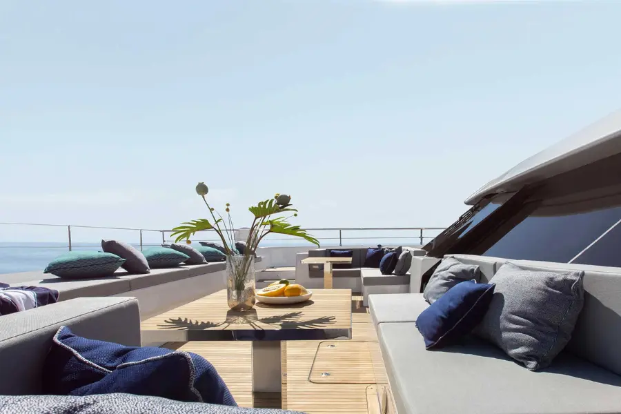 Sunreef 80, flybridge — Sardinia Yacht Hire, Cerdeña. Aguas tranquilas y sobremesas largas frente a la Maddalena