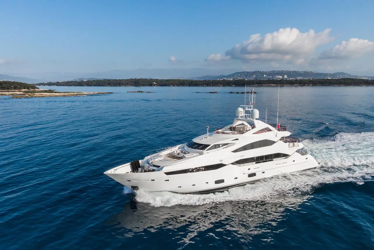 Thumper, cubierta principal — Sardinia Yacht Hire, Cerdeña. Cinco camarotes y ritmo pausado por la Costa Smeralda