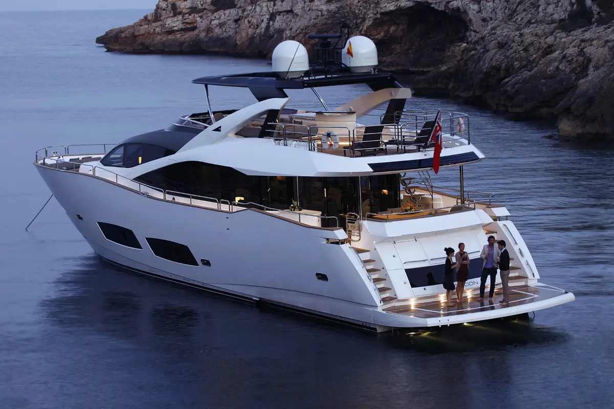 Sunseeker 28, Außenansicht — Sardinia Yacht Hire, Sardinien. Vier Kabinen, ruhiges Achterdeck, Kurs Costa Smeralda