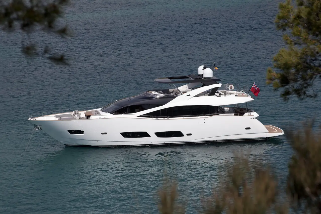 Sunseeker 28, Hauptdeck — Sardinia Yacht Hire, Sardinien. Vier Kabinen, ruhiges Achterdeck, Kurs Costa Smeralda