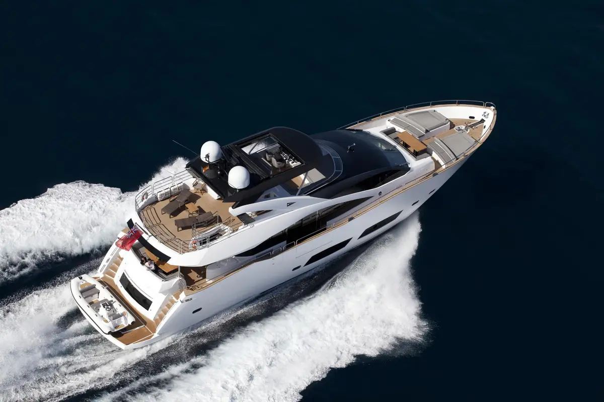 Sunseeker 28, Achterdeck — Sardinia Yacht Hire, Sardinien. Vier Kabinen, ruhiges Achterdeck, Kurs Costa Smeralda