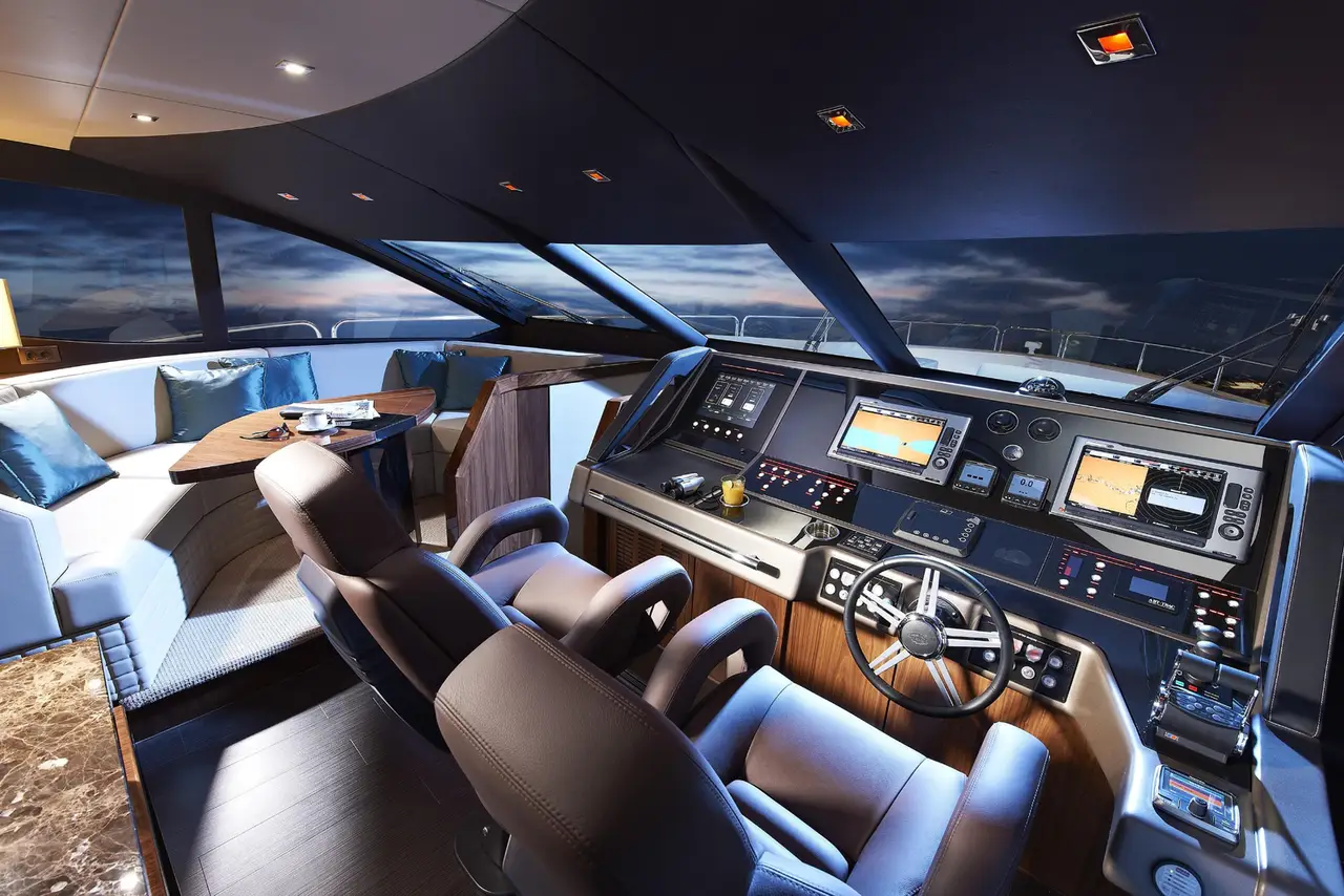 Sunseeker 28, Salon — Sardinia Yacht Hire, Sardinien. Vier Kabinen, ruhiges Achterdeck, Kurs Costa Smeralda