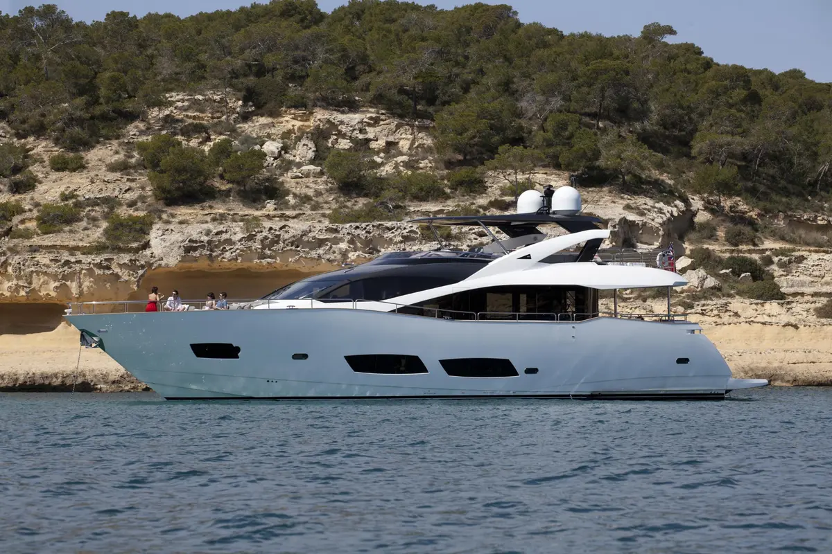 Sunseeker 28, Hauptkabine — Sardinia Yacht Hire, Sardinien. Vier Kabinen, ruhiges Achterdeck, Kurs Costa Smeralda