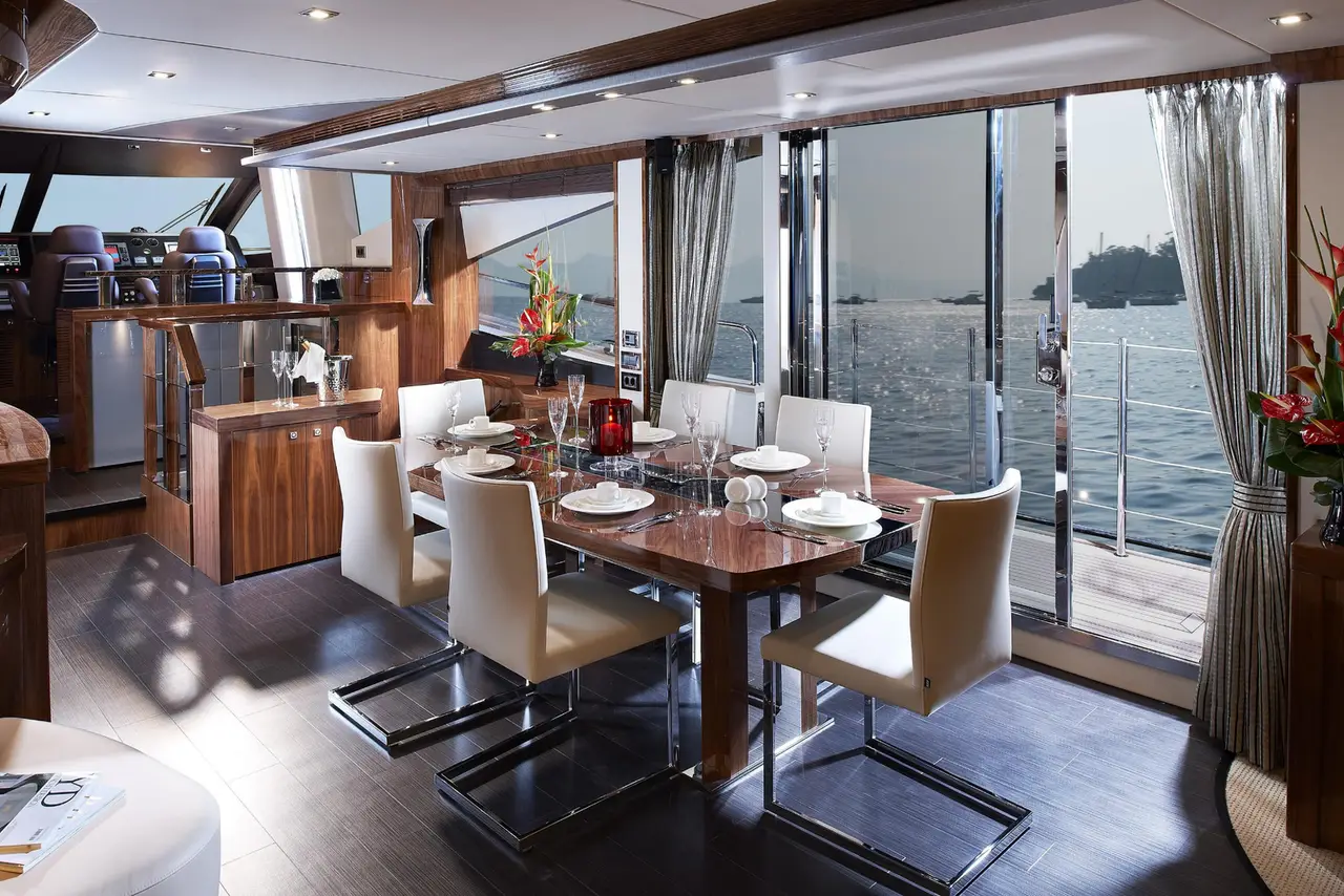Sunseeker 28, Flybridge — Sardinia Yacht Hire, Sardinien. Vier Kabinen, ruhiges Achterdeck, Kurs Costa Smeralda