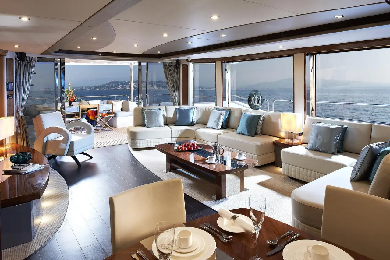 Sunseeker 28, Außenansicht — Sardinia Yacht Hire, Sardinien. Vier Kabinen, ruhiges Achterdeck, Kurs Costa Smeralda