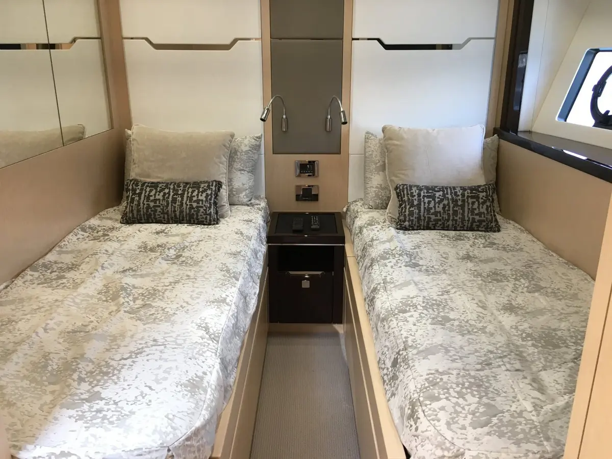 Sunseeker 68, Außenansicht — Sardinia Yacht Hire, Sardinien. Drei Kabinen, offener Kurs Richtung Maddalena