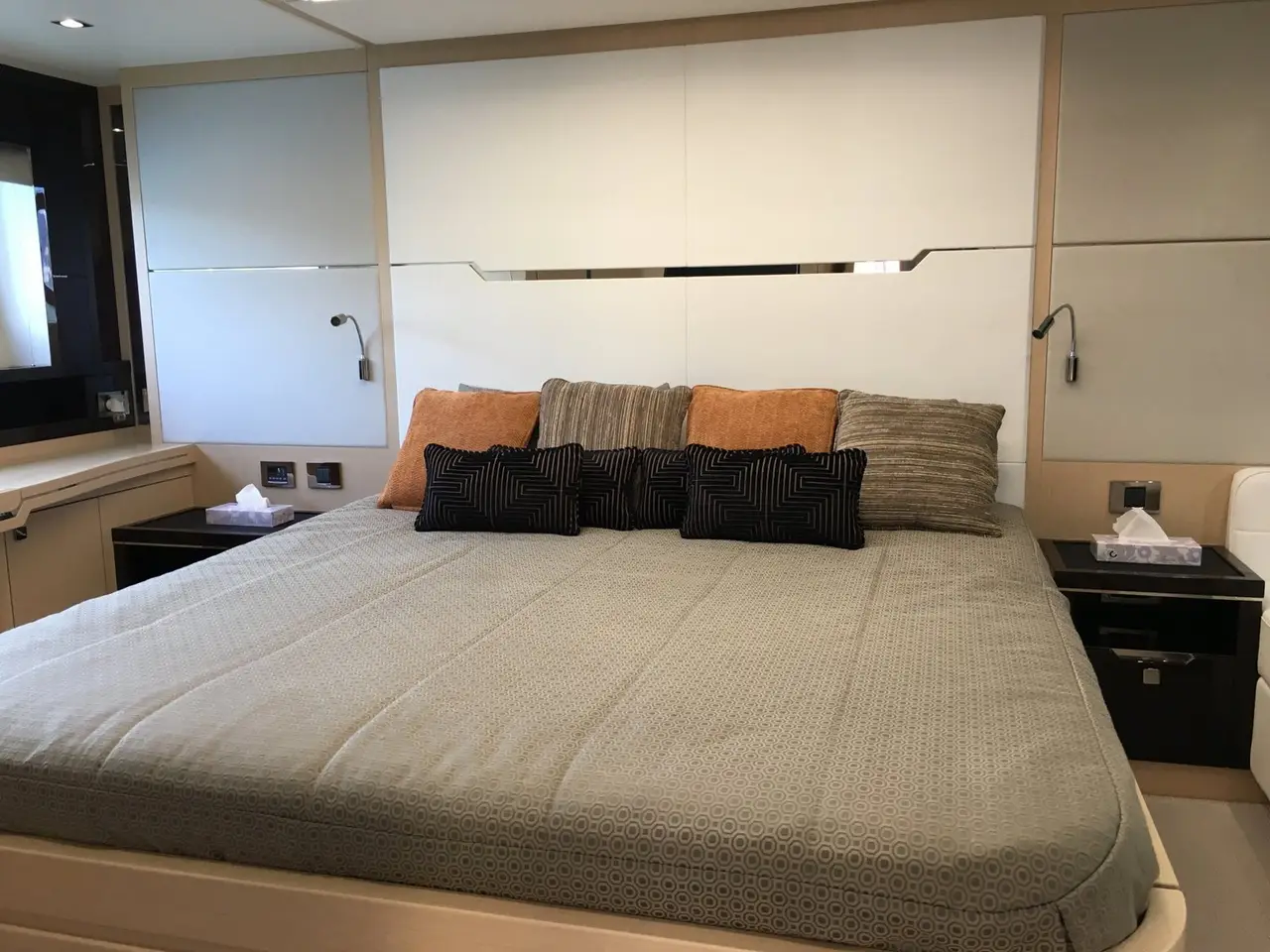 Sunseeker 68, Hauptdeck — Sardinia Yacht Hire, Sardinien. Drei Kabinen, offener Kurs Richtung Maddalena