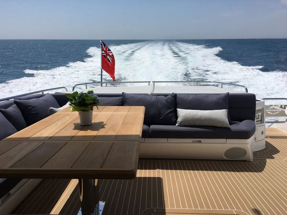 Sunseeker 68, Achterdeck — Sardinia Yacht Hire, Sardinien. Drei Kabinen, offener Kurs Richtung Maddalena