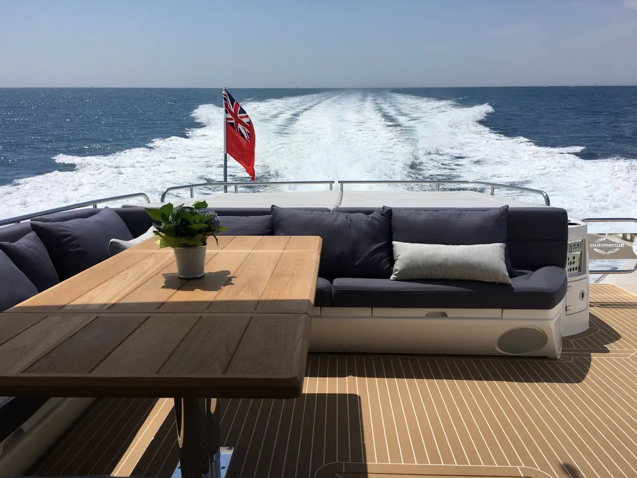Sunseeker 68, Achterdeck — Sardinia Yacht Hire, Sardinien. Drei Kabinen, offener Kurs Richtung Maddalena