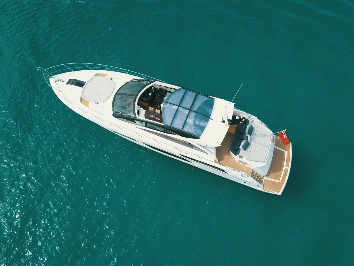 Sunseeker 68, Salon — Sardinia Yacht Hire, Sardinien. Drei Kabinen, offener Kurs Richtung Maddalena