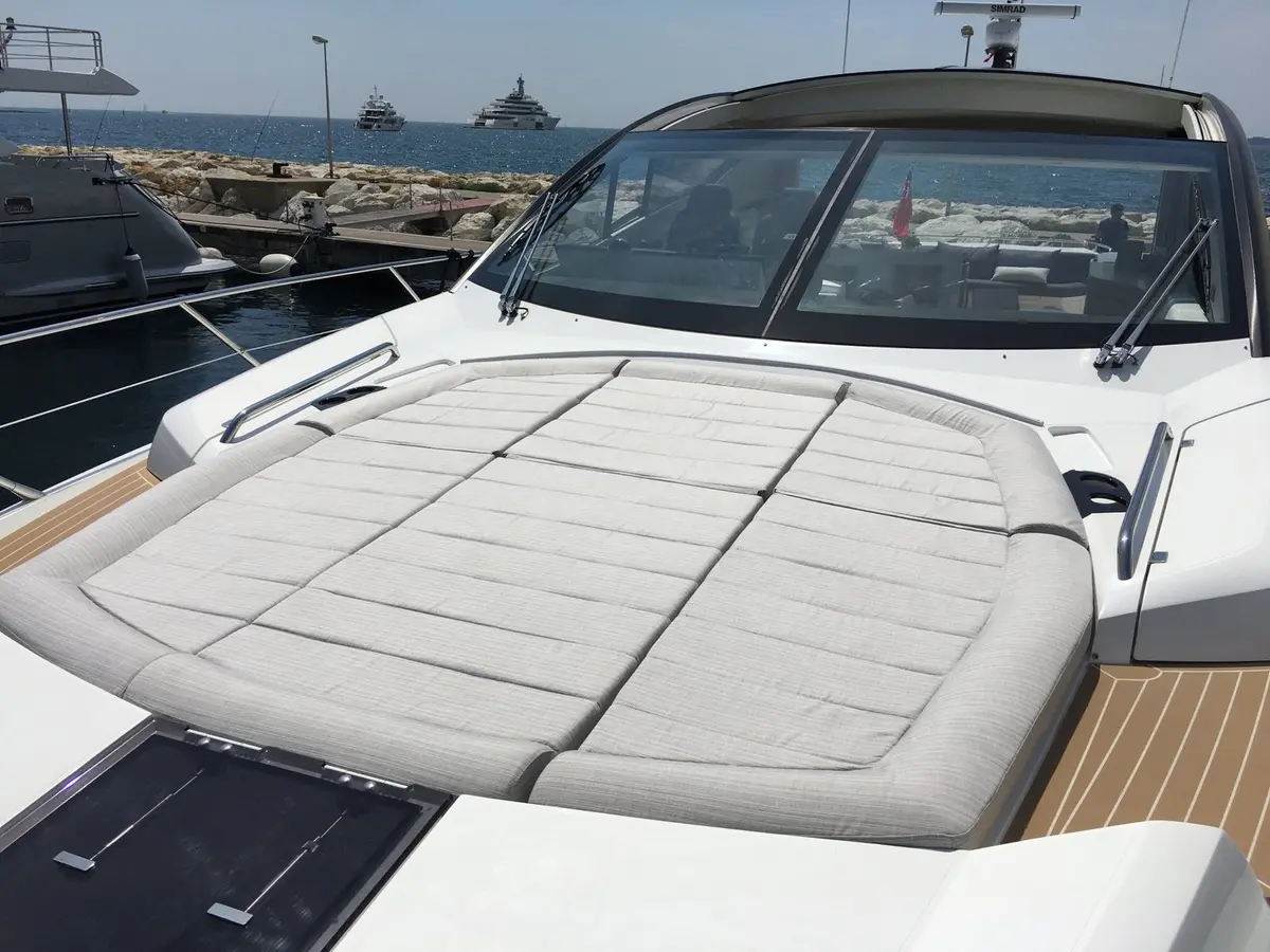 Sunseeker 68, Hauptkabine — Sardinia Yacht Hire, Sardinien. Drei Kabinen, offener Kurs Richtung Maddalena