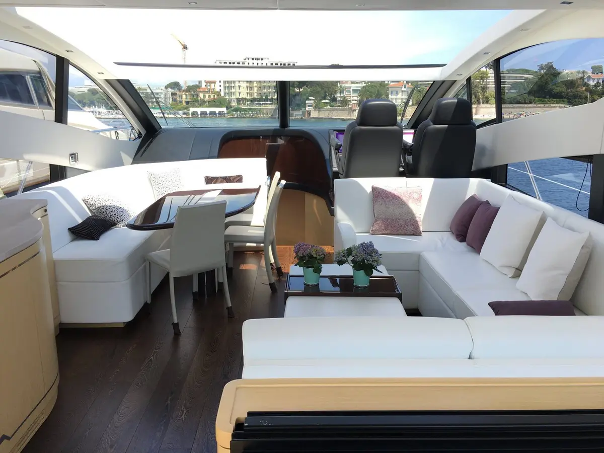 Sunseeker 68, Flybridge — Sardinia Yacht Hire, Sardinien. Drei Kabinen, offener Kurs Richtung Maddalena