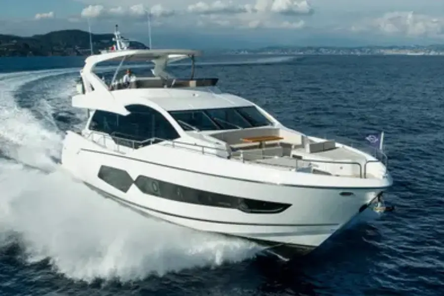 Sunseeker 76 — Sardinia Yacht Hire, Sardinien. Schnelle Linien für einen Tag an der Costa Smeralda