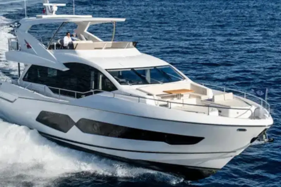 Sunseeker 76, Außenansicht — Sardinia Yacht Hire, Sardinien. Schnelle Linien für einen Tag an der Costa Smeralda