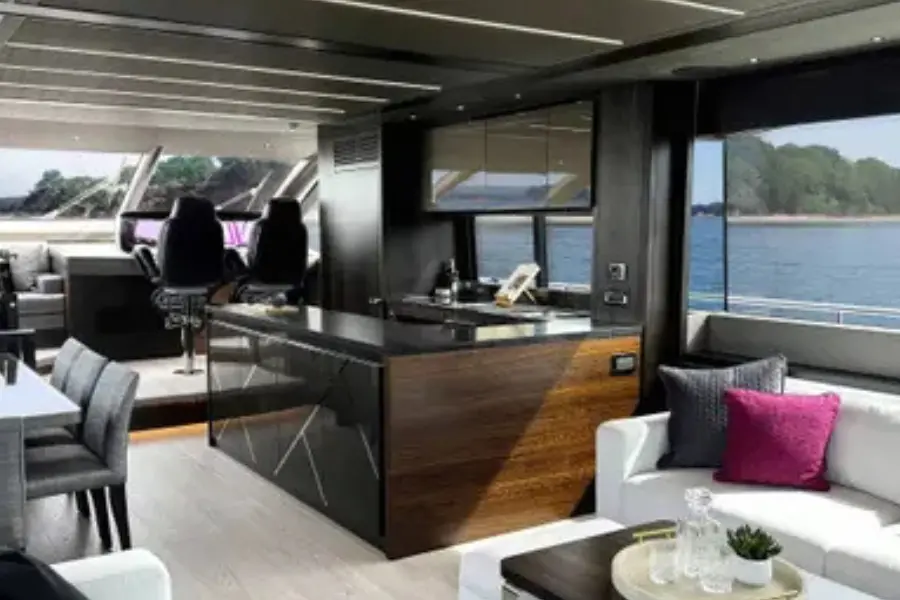 Sunseeker 76, Hauptdeck — Sardinia Yacht Hire, Sardinien. Schnelle Linien für einen Tag an der Costa Smeralda