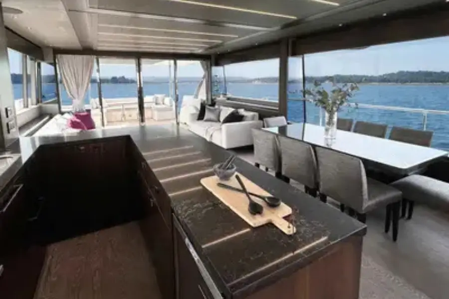 Sunseeker 76, Achterdeck — Sardinia Yacht Hire, Sardinien. Schnelle Linien für einen Tag an der Costa Smeralda
