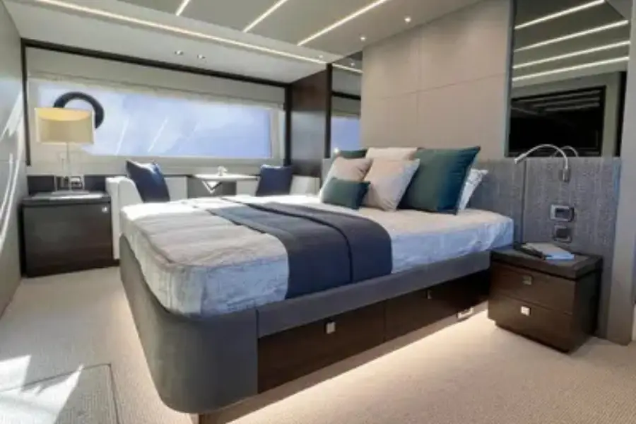 Sunseeker 76, Hauptkabine — Sardinia Yacht Hire, Sardinien. Schnelle Linien für einen Tag an der Costa Smeralda