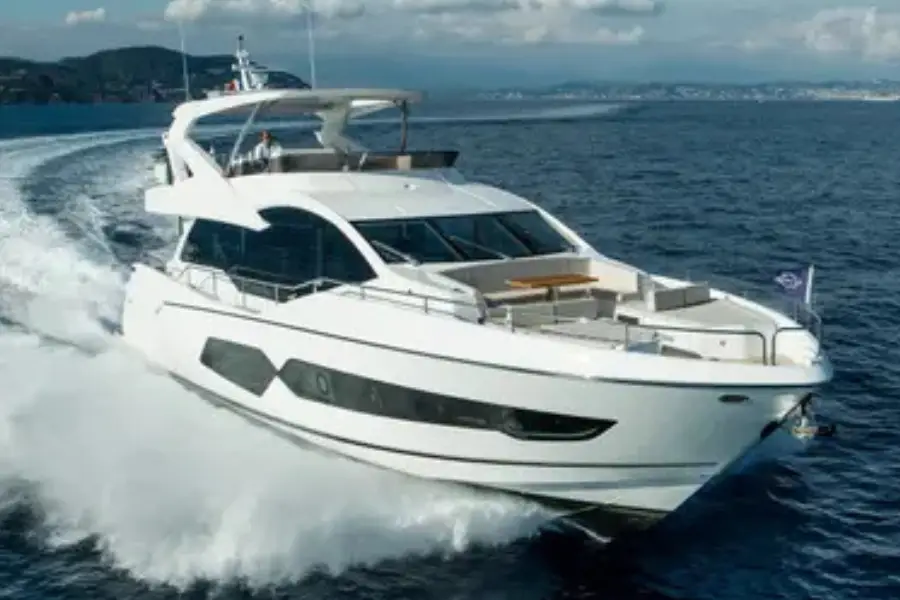 Sunseeker 76, Flybridge — Sardinia Yacht Hire, Sardinien. Schnelle Linien für einen Tag an der Costa Smeralda