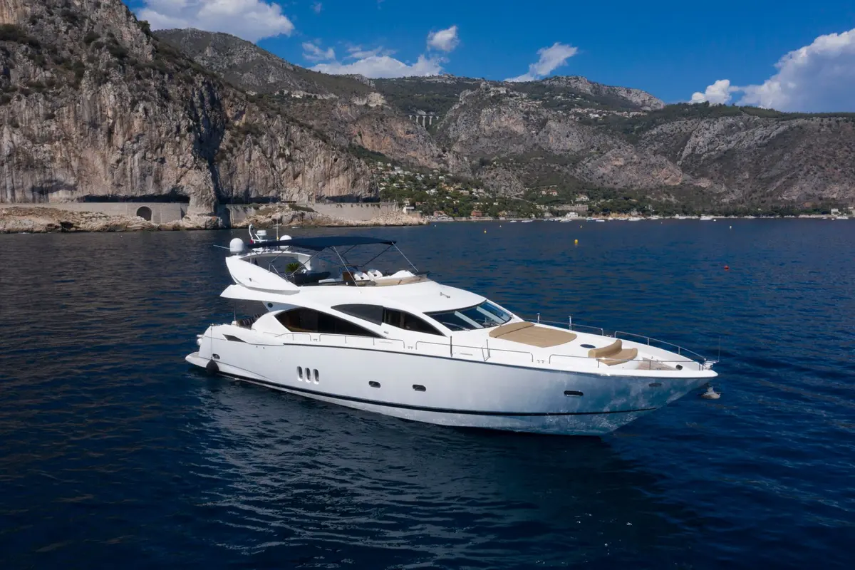 Sunseeker 82 — Sardinia Yacht Hire, Sardinien. Sportliche Linien für Tagesfahrten vor der Küste