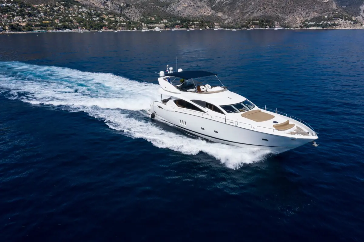 Sunseeker 82, Hauptdeck — Sardinia Yacht Hire, Sardinien. Sportliche Linien für Tagesfahrten vor der Küste
