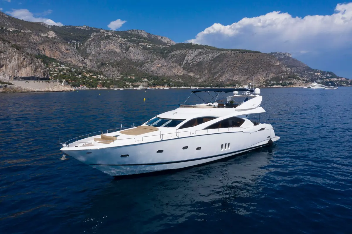 Sunseeker 82, Achterdeck — Sardinia Yacht Hire, Sardinien. Sportliche Linien für Tagesfahrten vor der Küste